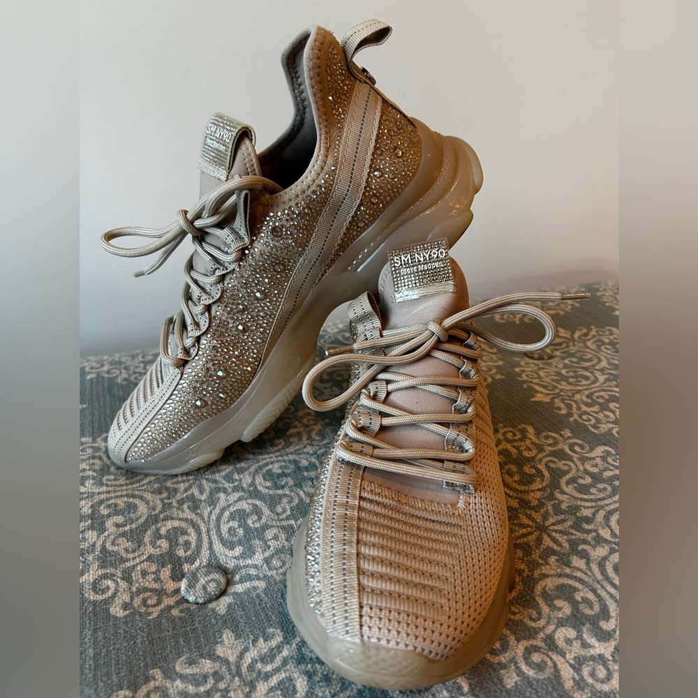 Steve Madden women’s Maxima tan sneaker. Size 11